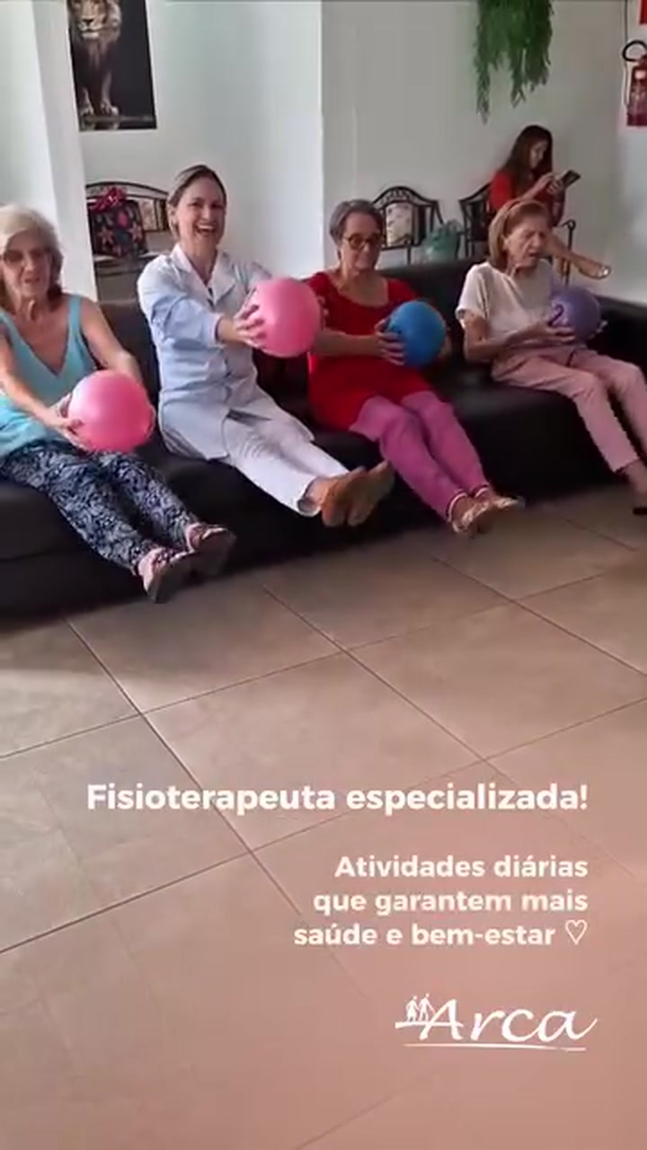 Grupo de residentes em atividade com a fisioterapeuta